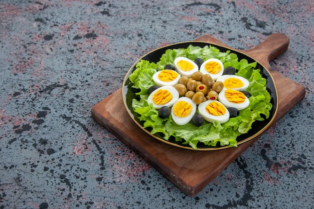 vista frontale deliziosa insalata di uova su sfondo chiaro