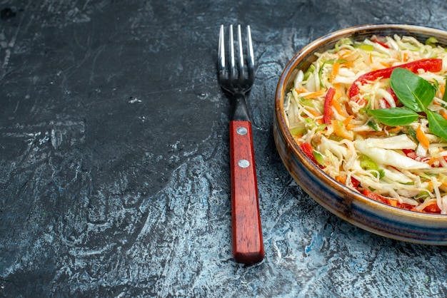 Vista frontale deliziosa insalata di verdure all'interno del vassoio sul tavolo grigio