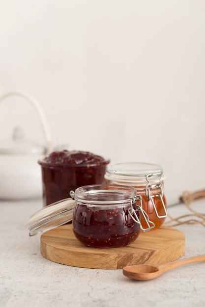 Vista frontale deliziosa marmellata fatta in casa in barattoli