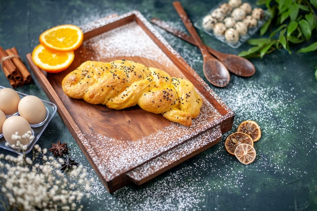 Vista frontale deliziosa pasticceria con uova diverse sul colore blu scuro del bagel cuocere la torta al forno torta dolce hotcake