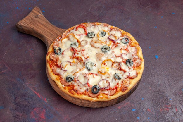 Vista frontale deliziosa pizza ai funghi con olive al formaggio e pomodori sulla superficie viola scuro pasta italiana pasta cibo pizza