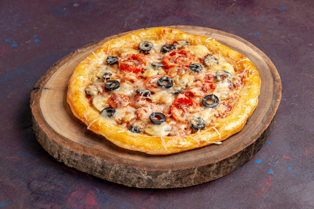 Vista frontale deliziosa pizza ai funghi pasta cotta con formaggio e olive su superficie scura pasto pizza pasta alimentare italiana