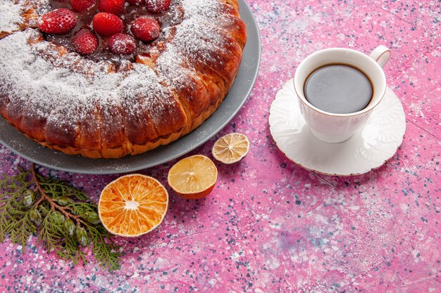 Vista frontale deliziosa torta alla fragola con zucchero in polvere e tè sulla torta di superficie rosa cuocere la torta di colore del biscotto di zucchero dolce