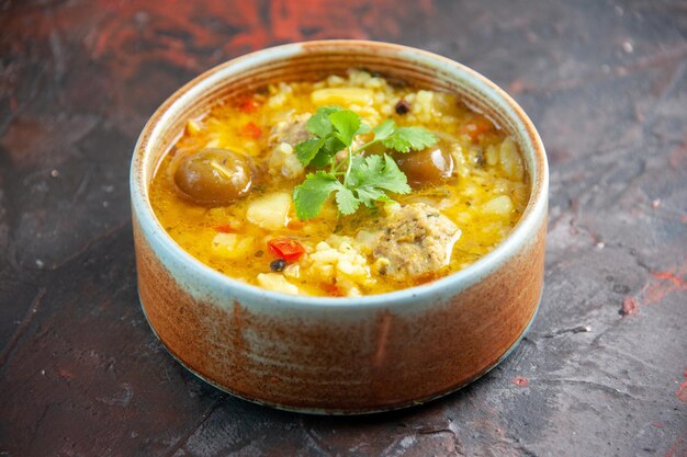 Vista frontale deliziosa zuppa di carne con patate e riso all'interno di un piattino su superficie scura cena cibo cucina piatto ristorante cucina pane gusto pasto