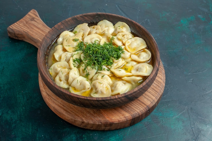 Foto gratuito vista frontale deliziosa zuppa di gnocchi con verdure sulla superficie verde