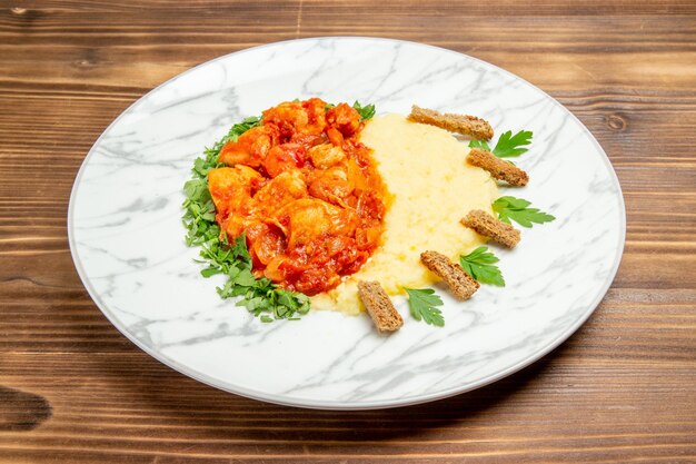 Vista frontale deliziose fette di carne con purè di patate e verdure sulla scrivania in legno farina di pane a base di carne piatto di patate