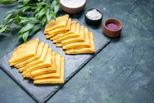 Vista frontale deliziose frittelle su pasta blu per la colazione color carne torta torta cuocere pasticceria dolce