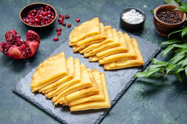 Vista frontale deliziose frittelle su pasta di colore blu pasta al forno torta dolce a base di carne da colazione