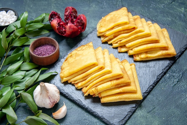 Vista frontale deliziose frittelle su pasta di colore blu torta al forno torta di carne per colazione pasta dolce