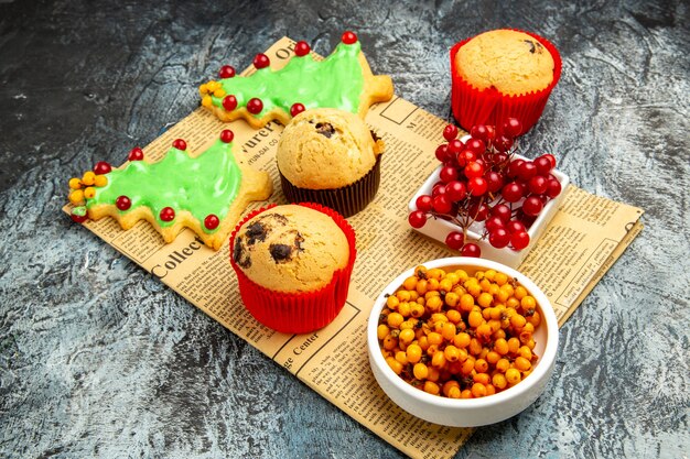 Vista frontale deliziose torte con frutti di bosco freschi