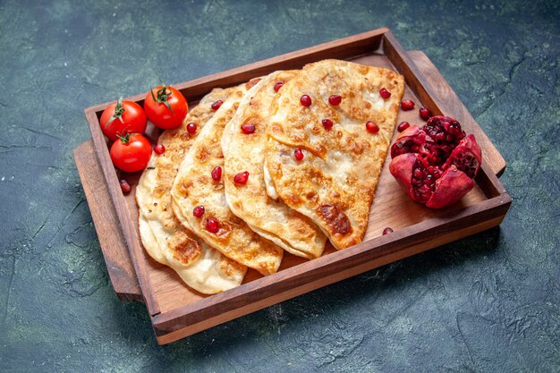 Vista frontale deliziose torte sottili di gutabs con carne all'interno della scrivania su pasta di colore scuro pasta da forno torta di pasticceria hotcake