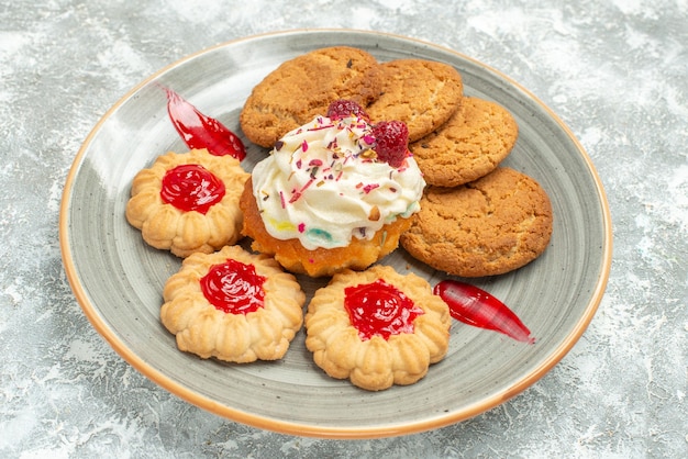 Vista frontale deliziosi biscotti di sabbia con biscotti e torta alla crema su spazio bianco