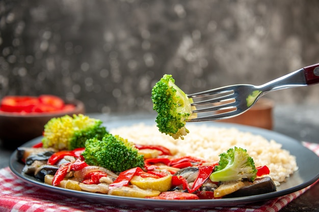 Vista frontale delizioso orzo perlato con gustosa verdura cotta