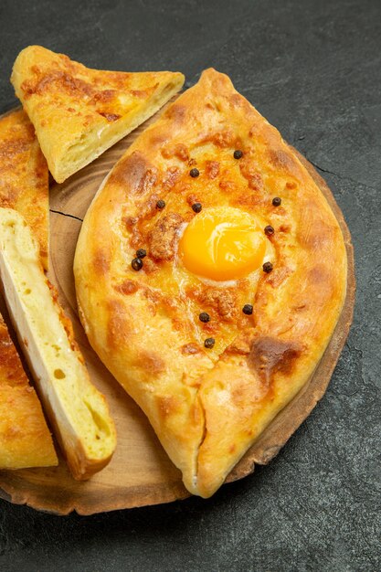 Vista frontale delizioso pane all'uovo cotto su uno spazio grigio