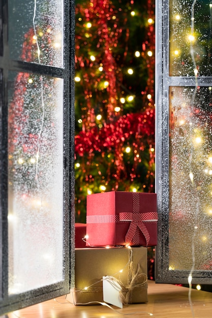 Vista frontale dell'albero di Natale e regali