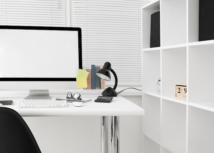 Foto gratuito vista frontale dell'area di lavoro con lo schermo del computer e la lampada