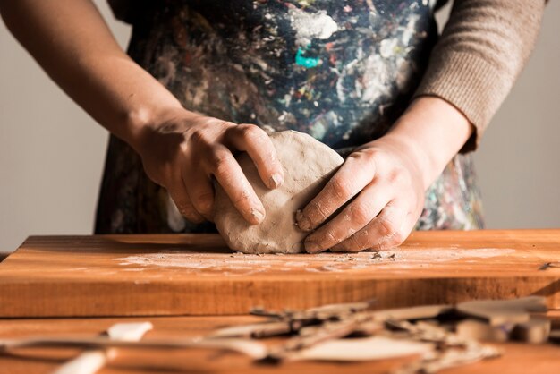 Vista frontale dell'area di lavoro del vasaio fatto a mano