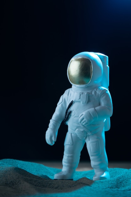 Vista frontale dell'astronauta bianco su luna nera