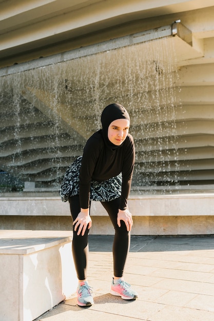 Vista frontale dell'atleta che indossa l'hijab