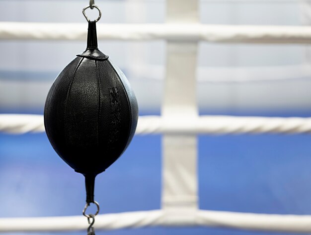 Vista frontale dell'attrezzatura da boxe accanto al ring