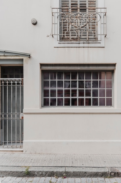 Vista frontale dell'edificio della città con finestra