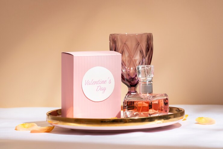Foto gratuito vista frontale dell'elegante bottiglia di profumo sul vassoio per san valentino