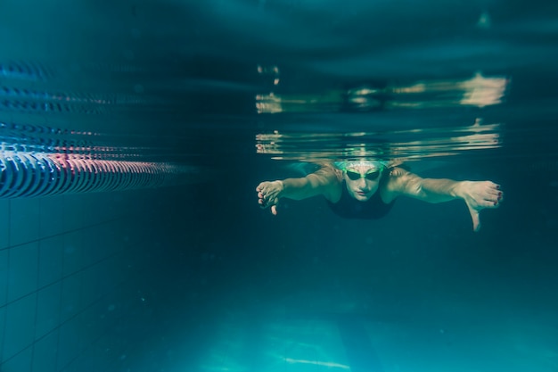 Vista frontale dell'immersione del nuotatore