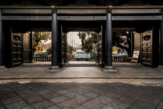 Vista frontale dell'ingresso del tempio in legno giapponese tradizionale