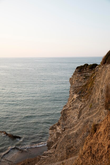 Vista frontale dell'oceano alla luce del giorno