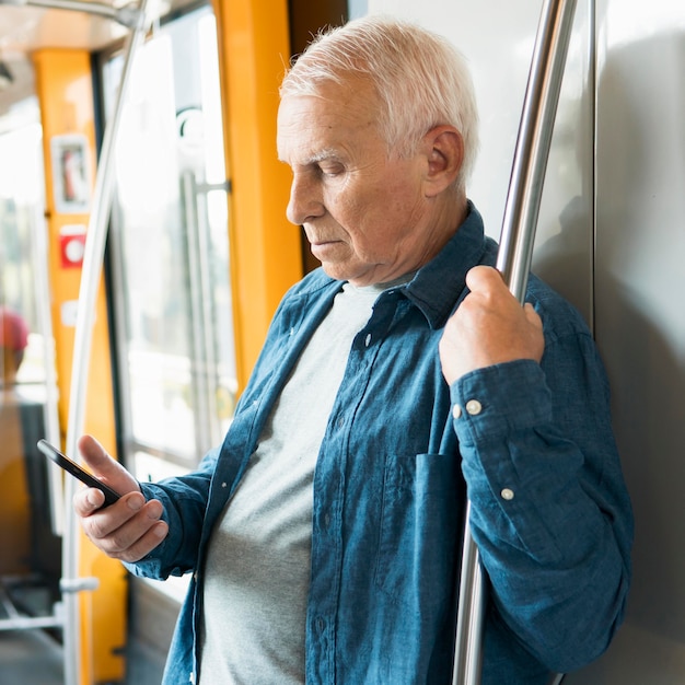 Vista frontale dell'uomo anziano nel trasporto pubblico