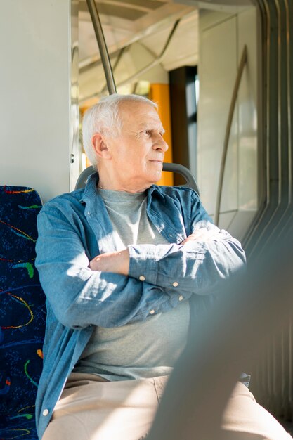 Vista frontale dell'uomo anziano nel trasporto pubblico