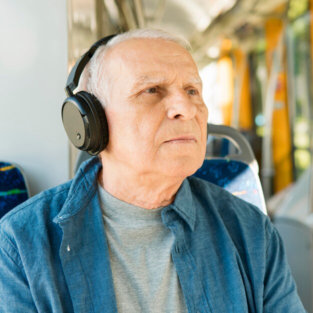 Vista frontale dell'uomo anziano nel trasporto pubblico