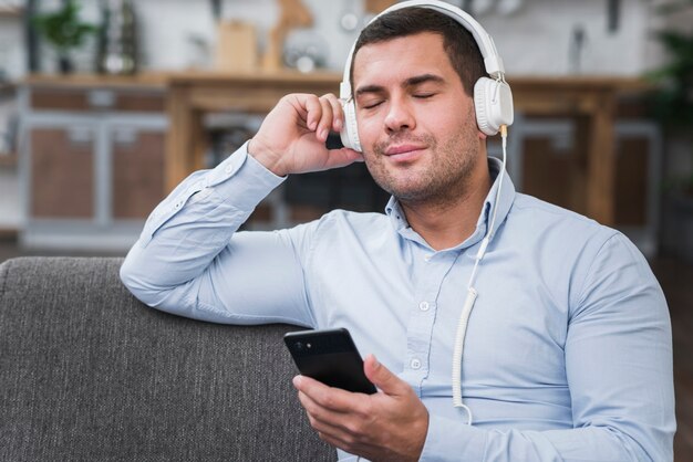 Vista frontale dell'uomo che ascolta la musica