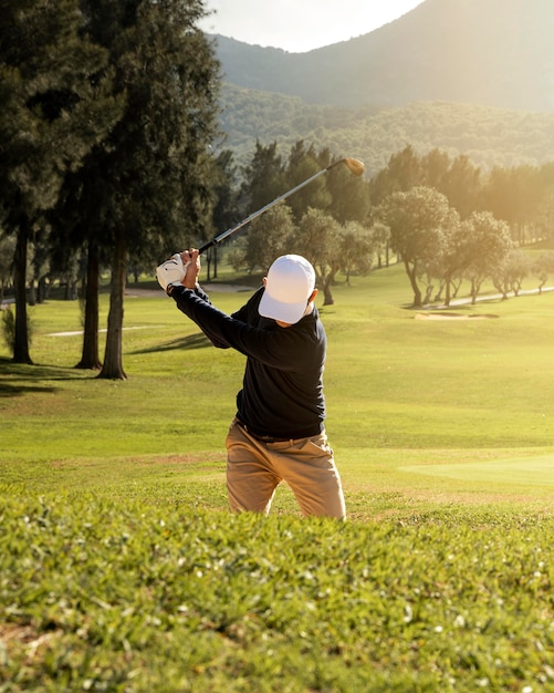 Vista frontale dell'uomo che gioca a golf