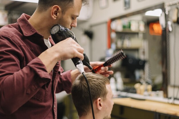 Vista frontale dell'uomo che ha i capelli asciugati