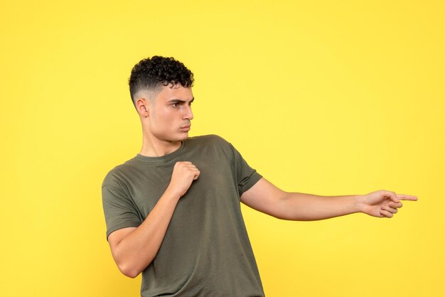 Vista frontale dell'uomo che il servo indica di lato