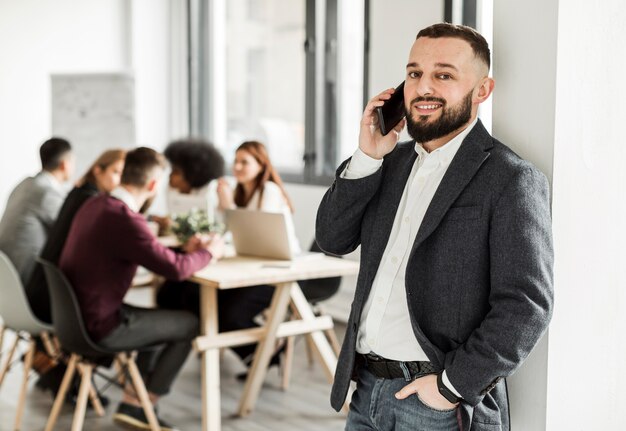 Vista frontale dell'uomo che parla al telefono