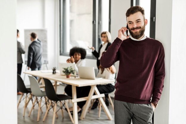 Vista frontale dell'uomo che parla al telefono