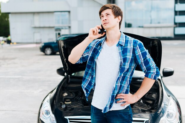 Vista frontale dell'uomo che parla sul telefono