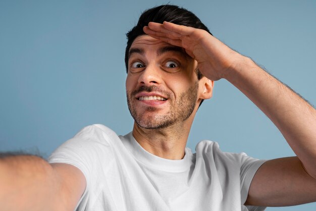 Vista frontale dell'uomo che prende un selfie