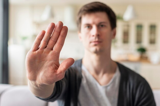 Vista frontale dell'uomo che usando il linguaggio dei segni