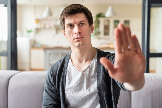 Vista frontale dell'uomo che usando il linguaggio dei segni