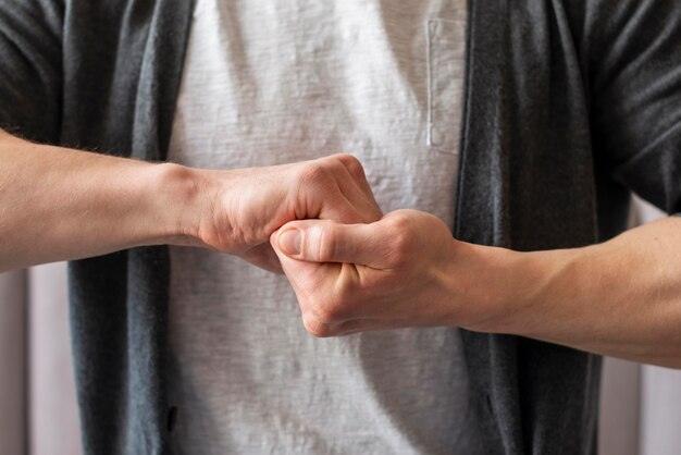 Vista frontale dell'uomo che usando il linguaggio dei segni