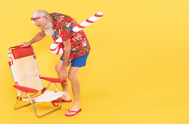 Vista frontale dell'uomo con camicia tropicale e copia spazio