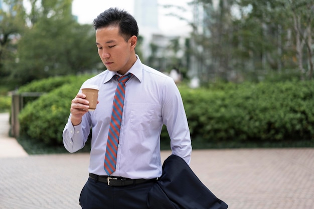 Vista frontale dell'uomo con la tazza di caffè