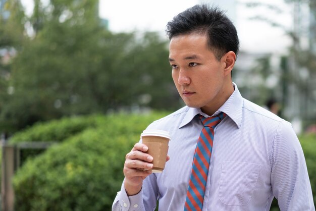 Vista frontale dell'uomo con la tazza di caffè