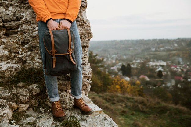 Vista frontale dell'uomo con lo zaino in viaggio