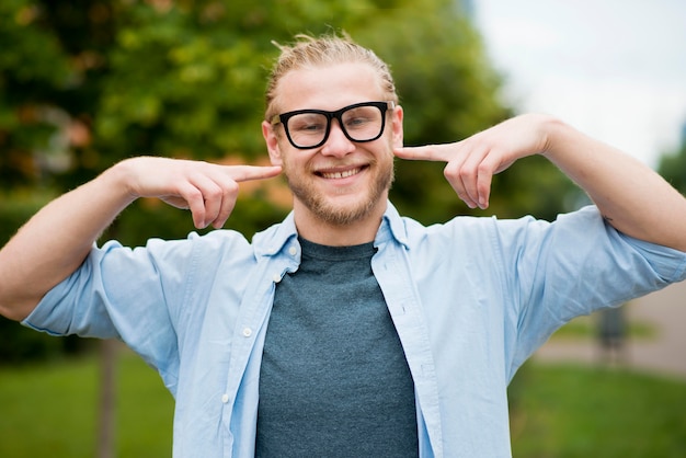 Vista frontale dell'uomo di smiley all'aperto