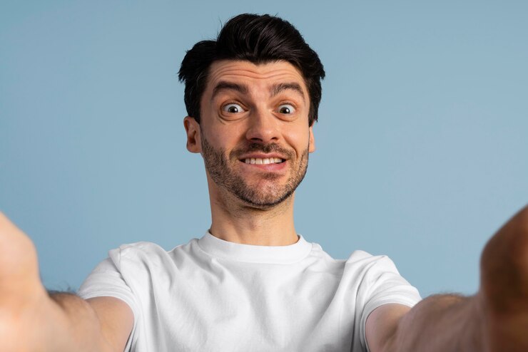 Foto gratuito vista frontale dell'uomo di smiley che prende un selfie