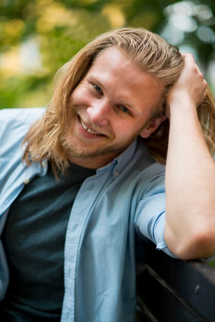 Vista frontale dell'uomo di smiley che propone all'aperto